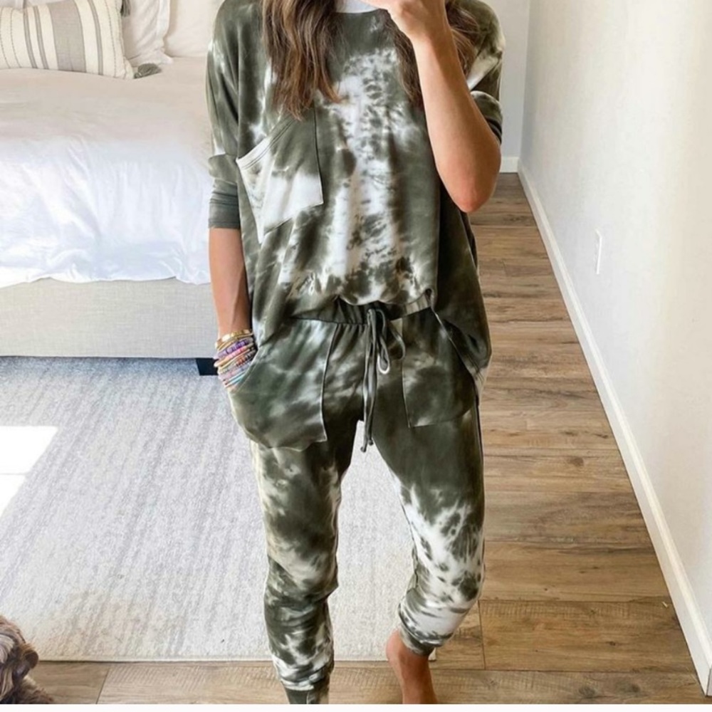 🔥2 Piece Tie Dye Lounge Set (joggers)